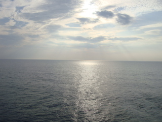 フェリー甲板から見た朝日