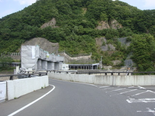 ダム上部は県道になっています。