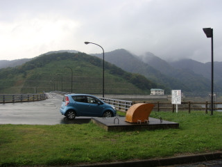 新鶴子ダムの駐車場