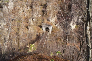 鳴子峡から見える陸羽東線のトンネル