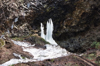 乳穂ヶ滝の氷筍