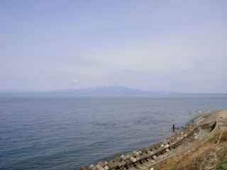 陸奥湾越しに見える釜臥山