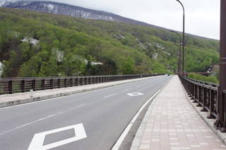 城ヶ倉大橋を通る国道