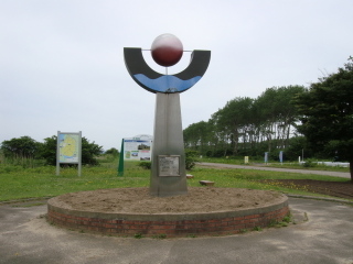 八郎潟干拓記念水位塔。水面下にあることを示している。