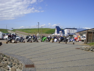 襟裳岬を訪れているライダーのバイク