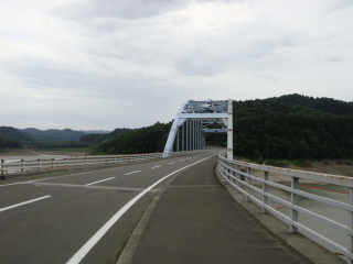 桂沢湖にかかる橋