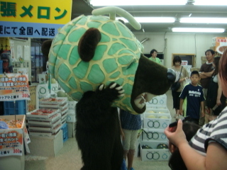 北海道物産センターにいたメロン熊の着ぐるみ