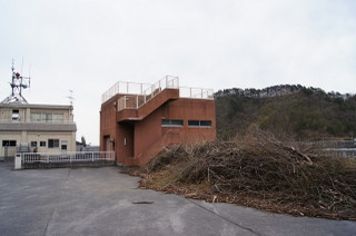 和田ダム管理所。屋上は展望台になっている。