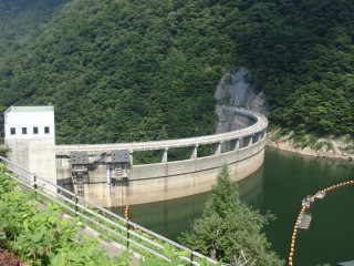 鳴子ダムを上流側から見た写真です。