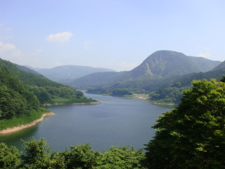 鳴子ダムのダム湖「荒雄湖」です。