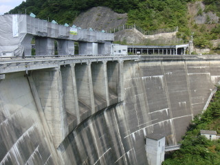 大倉ダムは全国的にも珍しいマルチプルアーチダムです。