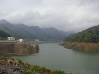 新鶴子ダムのダム湖