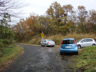 ダムの手前に駐車スペースがあります。