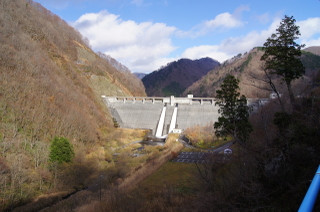 神室ダムは重力コンクリート式ダムです。