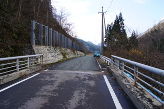 神室ダムへ至る道は最後は狭くなるので注意