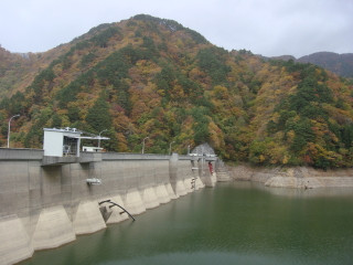 蔵王ダムは珍しい中空重力式コンクリートダムです。