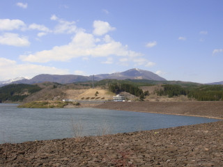 七北田ダム。背後に見える山は泉ヶ岳です。