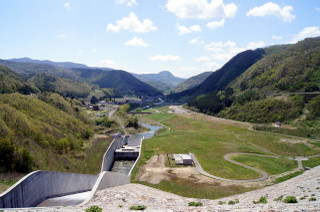 摺上川ダムの下流方向