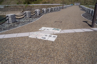 松ヶ房ダムは堤体に県境があります。