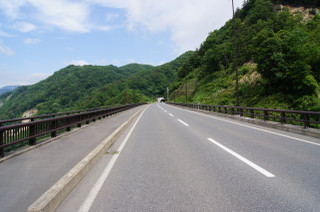 胆沢ダムまでは真新しい道路が続きます。