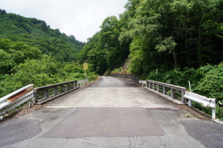 国道なので橋の幅員は広い。