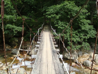 滑川大滝を見るため吊り橋を渡ります。