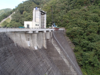 狭い渓谷に造られたダムです。