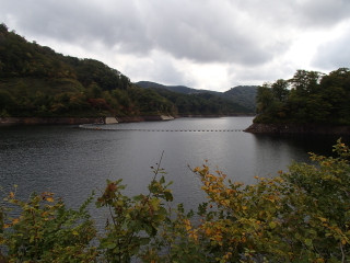 ダム湖の先に田代高原があります。