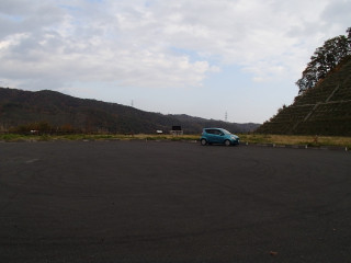 山道を抜けてダム駐車場に到着しました。