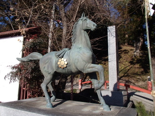 馬の銅像がありました。
