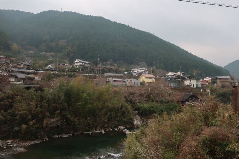 斜面に建つ民家
