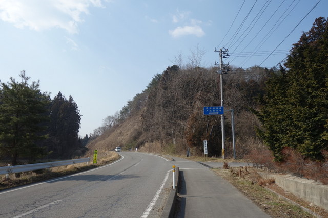 県道29号線から林道入口の分岐点である。